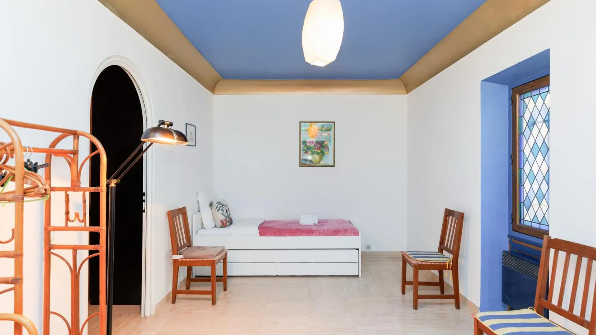 Una Rosa Blu Yourhosthelper Cannes
