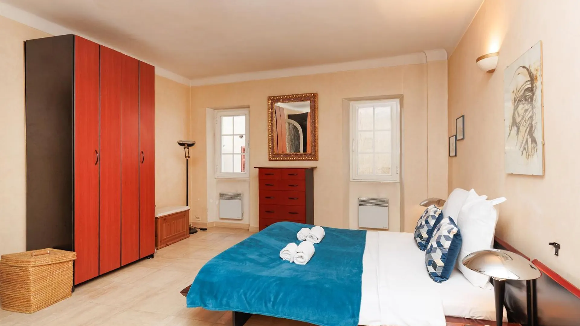 Una Rosa Blu Yourhosthelper Cannes France